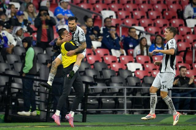 Atlas' midfielder #06 Edgar Zaldivar (C) celebrates scoring his team's first goal with teammates during the Liga MX Apertura football match between Cruz Azul and Atlas at the Ciudad de los Deportes Stadium in Mexico City on August 22, 2026. (Photo by Alfredo ESTRELLA / AFP)