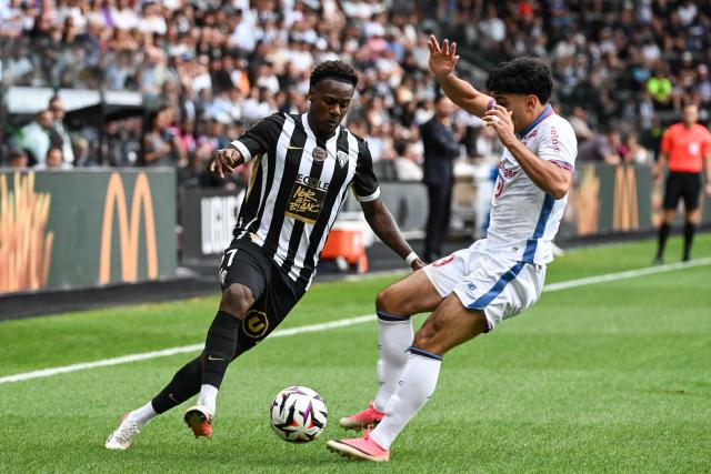 Angers' French defender #27 Lilian Raolisoa fights for the ball with Lille’s Turkish forward #19 Basar Onal during the French L1 football match between Angers SCO and LOSC Lille at the Stade Raymond Kopa in Angers, western France on August 23, 2026. (Photo by Sebastien Salom-Gomis / AFP)