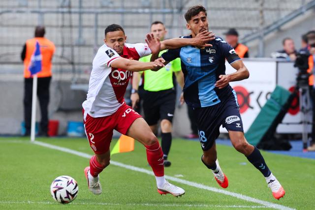 Le Havre's French defender #18 Yanis Zouaoui (R) fights for the ball with Monaco's Brazilian defender #02 Vanderson (L) during the French L1 football match between Le Havre AC and AS Monaco at the Stade Oceane in Le Havre, northwestern France on August 23, 2026. (Photo by Fred TANNEAU / AFP)