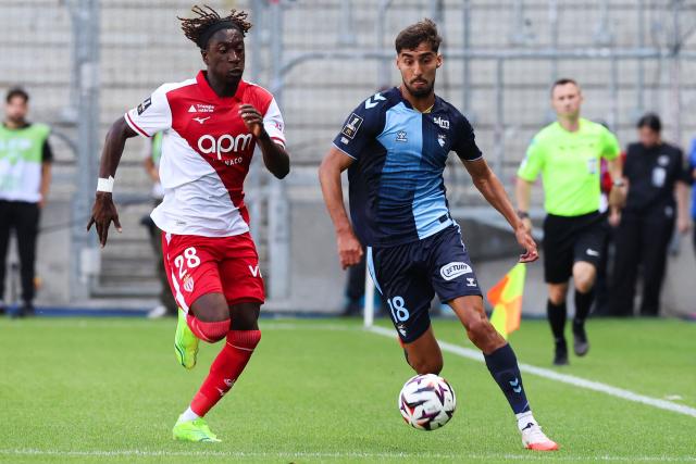 Le Havre's French defender #18 Yanis Zouaoui (R) runs with the ball past Monaco's French midfielder #28 Mamadou Coulibaly (L) during the French L1 football match between Le Havre AC and AS Monaco at the Stade Oceane in Le Havre, northwestern France on August 23, 2026. (Photo by Fred TANNEAU / AFP)