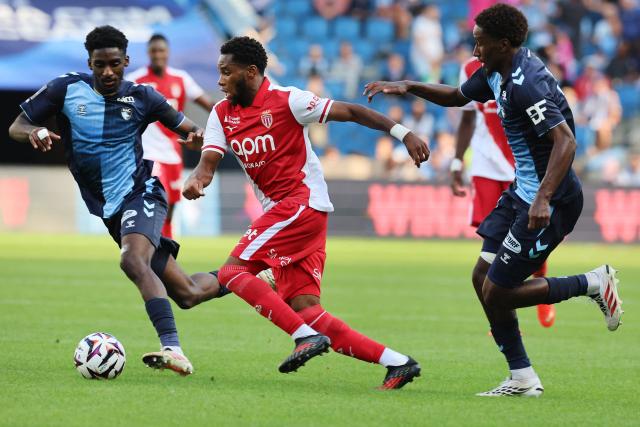 Monaco's Belgian midfielder #17 Stanis Idumbo (C) fights for the ball with Le Havre's Cameroonian midfielder #26 Simon Ebonog (L) during the French L1 football match between Le Havre AC and AS Monaco at the Stade Oceane in Le Havre, northwestern France on August 23, 2026. (Photo by Fred TANNEAU / AFP)