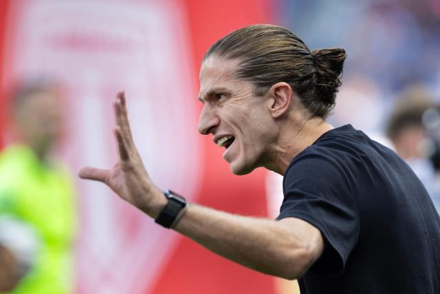 Monaco's Brazilian head coach Filipe Luis Kasmirski  shouts instructions to his players from the touchline during the French L1 football match between Le Havre AC and AS Monaco at the Stade Oceane in Le Havre, northwestern France on August 23, 2026. (Photo by Fred TANNEAU / AFP)