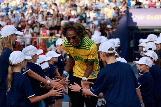 Winner of the men's 400 m hurdles Brazil's Alison dos Santos arrives for the award ceremony at the Silesia Diamond League athletics meeting in Katowice, Poland, on August 23, 2026. (Photo by Wojtek RADWANSKI / AFP)