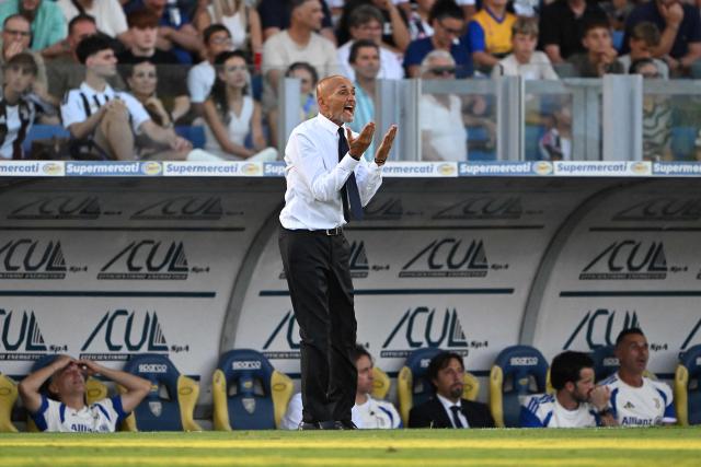 Juventus' Italian coach Luciano Spalletti  shouts instructions to his players from the touchline during the Italian Serie A football match between Frosinone Calcio and Juventus FC at the Benito Stirpe stadium in Frosinone, central Italy on August 23, 2026. (Photo by Andreas SOLARO / AFP)