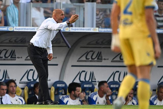Juventus' Italian coach Luciano Spalletti  shouts instructions to his players from the touchline during the Italian Serie A football match between Frosinone Calcio and Juventus FC at the Benito Stirpe stadium in Frosinone, central Italy on August 23, 2026. (Photo by Andreas SOLARO / AFP)