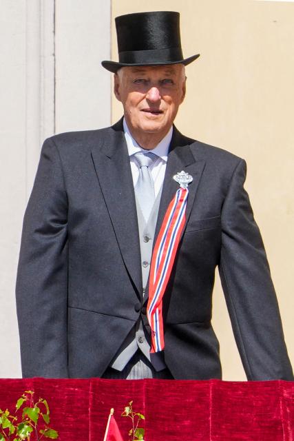 (FILES) King Harald V of Norway greets the crowd from the balcony of the Royal Palace in Oslo, on May 17, 2024, on Norway's National Day. The health of Norway’s 89-year-old King Harald V, who is in hospital due to complications from a blood condition, has “deteriorated” over the weekend, a statement from the palace said on August 23, 2026. (Photo by Heiko Junge / NTB / AFP) / Norway OUT
