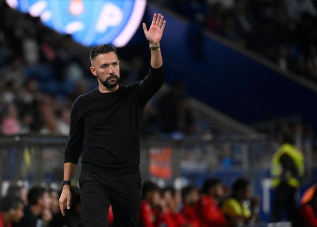 FC Porto's Italian coach Francesco Farioli waves at the end of the Portuguese League football match between FC Porto and FC Arouca at Dragao stadium in Porto, on August 23, 2026. (Photo by Miguel RIOPA / AFP)