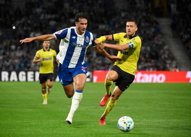 FC Porto's Turkish forward #27 Deniz Gul fights for the ball with Arouca's Spanish defender #03 Jose Fontan during the Portuguese League football match between FC Porto and FC Arouca at Dragao stadium in Porto, on August 23, 2026. (Photo by Miguel RIOPA / AFP)