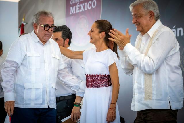 (FILES) The Governor of Sinaloa, Ruben Rocha (L), greets the Mexican elected President, Claudia Sheinbaum (C), next to Mexican President Andres Manuel Lopez Obrador during the inauguration of a public hospital in Culiacan, Sinaloa State, Mexico, on August 10, 2024. Mexican governor Ruben Rocha Moya, accused by the United States of having ties to drug trafficking, announced on August 22, 2026, that he is stepping down from office once again, after announcing on August 21 that he was resuming his duties. (Photo by RASHIDE FRIAS / AFP)