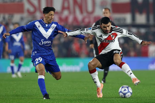 Velez Sarsfield's midfielder #29 Rodrigo Aliendro and River Plate's midfielder #10 Angel Correa fight for the ball during the Argentine Professional League 2026 Clausura football match between River Plate and Velez Sarsfield at MAS Monumental Stadium in Buenos Aires on August 23, 2026. (Photo by Alejandro PAGNI / AFP)