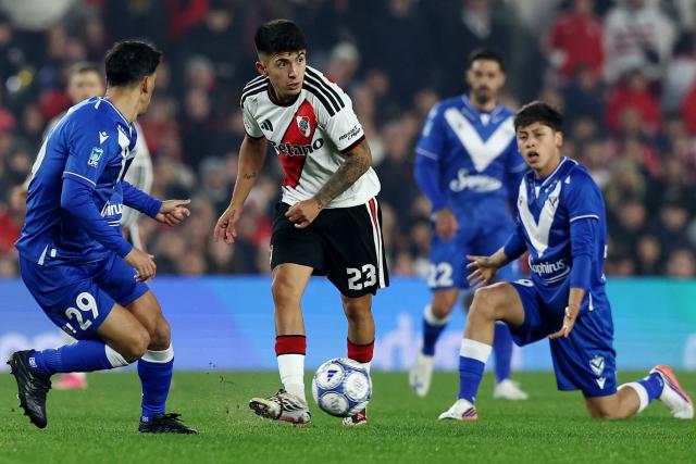 Velez Sarsfield's midfielder #29 Rodrigo Aliendro, River Plate's midfielder #23 Thiago Almada and Velez Sarsfield's forward #39 Thiago Aguirre fight for the ball during the Argentine Professional League 2026 Clausura football match between River Plate and Velez Sarsfield at MAS Monumental Stadium in Buenos Aires on August 23, 2026. (Photo by Alejandro PAGNI / AFP)