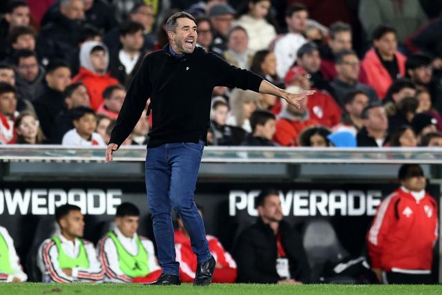River Plate's head coach Eduardo Coudet gestures during the Argentine Professional League 2026 Clausura football match between River Plate and Velez Sarsfield at MAS Monumental Stadium in Buenos Aires on August 23, 2026. (Photo by Alejandro PAGNI / AFP)