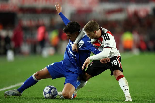 Velez Sarsfield's defender #32 Thiago Silvero and River Plate's forward #18 Lucas Beltran fight for the ball during the Argentine Professional League 2026 Clausura football match between River Plate and Velez Sarsfield at MAS Monumental Stadium in Buenos Aires on August 23, 2026. (Photo by Alejandro PAGNI / AFP)