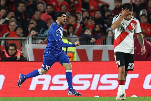 Velez Sarsfield's Chilean midfielder #10 Diego Valdes celebrates scoring his team's first goal during the Argentine Professional League 2026 Clausura football match between River Plate and Velez Sarsfield at MAS Monumental Stadium in Buenos Aires on August 23, 2026. (Photo by Alejandro PAGNI / AFP)