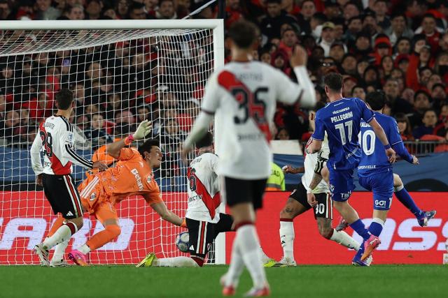 Velez Sarsfield's Chilean midfielder #10 Diego Valdes (R) heads the ball and scores his team's first goal during the Argentine Professional League 2026 Clausura football match between River Plate and Velez Sarsfield at MAS Monumental Stadium in Buenos Aires on August 23, 2026. (Photo by Alejandro PAGNI / AFP)