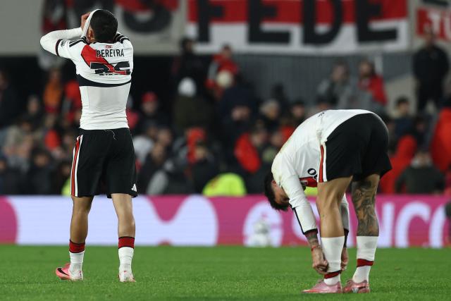 River Plate's midfielder #25 Lautaro Pereyra (L) reacts at the end of the Argentine Professional League 2026 Clausura football match between River Plate and Velez Sarsfield at MAS Monumental Stadium in Buenos Aires on August 23, 2026. (Photo by Alejandro PAGNI / AFP)