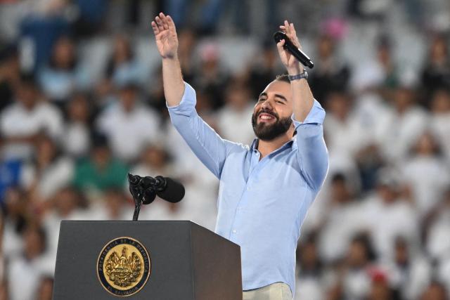 El Salvador's President Nayib Bukele gestures during a meeting with more than 30,000 students at the Jorge “El Mбgico” Gonzбlez Stadium in San Salvador on August 23, 2026. (Photo by MARVIN RECINOS / AFP)