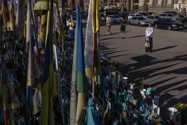 People visit the makeshift memorial for fallen Ukrainian and foreign soldiers during the Independence Day of Ukraine, on Independence Square in Kyiv on August 24, 2026, amid the Russian invasion of Ukraine. (Photo by Roman PILIPEY / AFP)