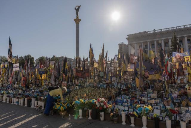 A person visits the makeshift memorial for fallen Ukrainian and foreign soldiers during the Independence Day of Ukraine, on Independence Square in Kyiv on August 24, 2026, amid the Russian invasion of Ukraine. (Photo by Roman PILIPEY / AFP)