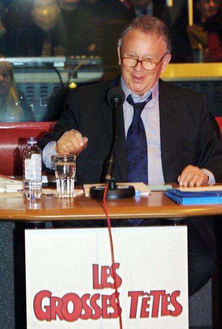 (FILES) French Journalist and radio host Philippe Bouvard poses as recording resumes for "Les Grosses Têtes" for RTL's show, in Paris on February 26, 2001. Journalist and radio host Philippe Bouvard, a prominent media figure, died on August 24, 2026 at the age of 96, announced the station RTL; he was a pillar of the station and had created the show "Les Grosses Têtes" nearly 50 years ago. (Photo by PIERRE VERDY / AFP)