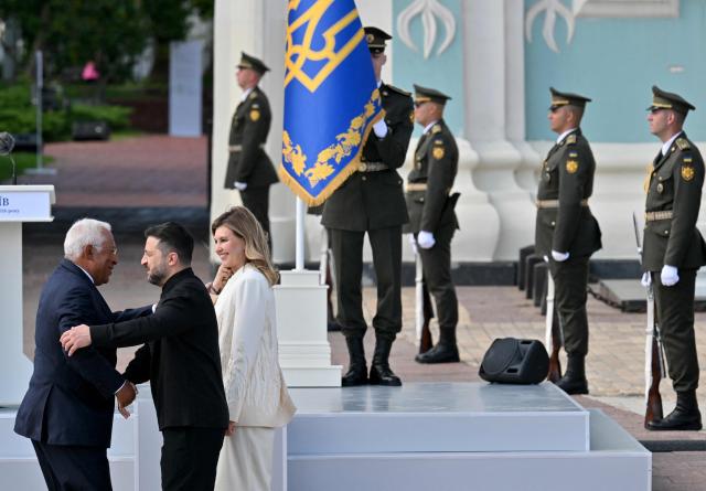 Ukraine's President Volodymyr Zelensky (2nd L) and his wife Olena Zelenska (3rd L) welcome Britain's Prime Minister Andy Burnham (L) during a commemorative ceremony marking Ukraine's 35th Independence Day outside St. Sofia cathedral in Kyiv on August 24, 2026. Ukraine hosts a meeting of its key European backers on August 24 to press for critical air-defence supplies and more pressure on Moscow, with Russian attacks killing more civilians than at any time since the first months of the invasion. The leaders of Luxembourg, Moldova, Estonia and EU Council President Antonio Costa are also in Kyiv for the talks hosted on Ukraine's Independence Day and which come amid the war's latest escalation. (Photo by Sergei SUPINSKY / AFP)