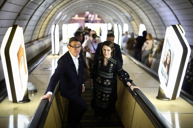 Britain's Prime Minister Andy Burnham (L) visits the metro station Lukanivska, in Kyiv, on August 24, 2026, during his first trip abroad since taking office. The United Kingdom will keep providing defence aid to Ukraine despite Russia's threats, Prime Minister Andy Burnham said on August 24, 2026 on a visit to Kyiv where allies gathered to discuss support. Air defence supplies are due to be the main priority at the meeting of the Coalition of the Willing, jointly chaired by the leaders of France and Germany, who will participate remotely, and by Britain's Burnham. (Photo by Henry Nicholls / POOL / AFP)