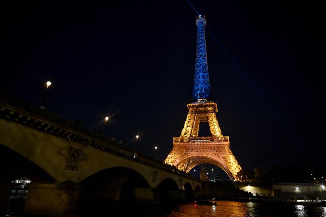 This photograph shows the Eiffel Tower illuminated in the colours of the Ukrainian flag to commemorate the 35th anniversary of Ukrainian independence, in Paris, on August 24, 2026. (Photo by Christophe DELATTRE / AFP)