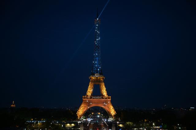 This photograph shows the Eiffel Tower illuminated in the colours of the Ukrainian flag to commemorate the 35th anniversary of Ukrainian independence, in Paris, on August 24, 2026. (Photo by Christophe DELATTRE / AFP)