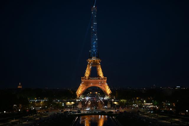 This photograph shows the Eiffel Tower illuminated in the colours of the Ukrainian flag to commemorate the 35th anniversary of Ukrainian independence, in Paris, on August 24, 2026. (Photo by Christophe DELATTRE / AFP)