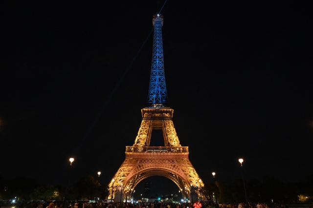 This photograph shows the Eiffel Tower illuminated in the colours of the Ukrainian flag to commemorate the 35th anniversary of Ukrainian independence, in Paris, on August 24, 2026. (Photo by Christophe DELATTRE / AFP)