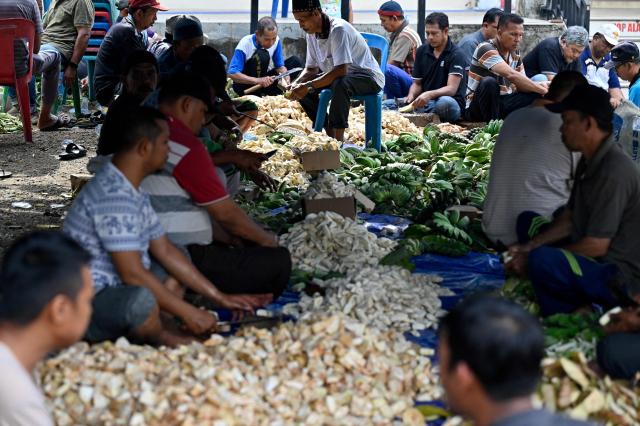 Men prepare traditional curry dishes for residents to mark the birthday of the Prophet Mohammad, in Banda Aceh on August 25, 2026. (Photo by CHAIDEER MAHYUDDIN / AFP)