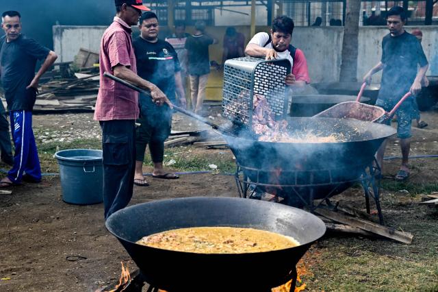 Men prepare traditional curry dishes for residents to mark the birthday of the Prophet Mohammad, in Banda Aceh on August 25, 2026. (Photo by CHAIDEER MAHYUDDIN / AFP)