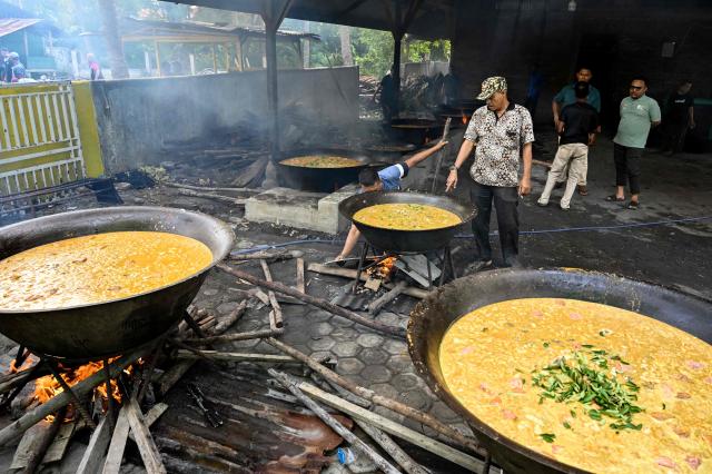 Men prepare traditional curry dishes for residents to mark the birthday of the Prophet Mohammad, in Banda Aceh on August 25, 2026. (Photo by CHAIDEER MAHYUDDIN / AFP)