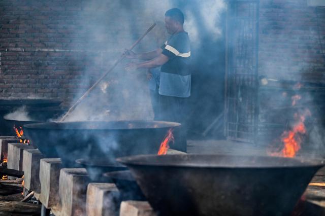 Men prepare traditional curry dishes for residents to mark the birthday of the Prophet Mohammad, in Banda Aceh on August 25, 2026. (Photo by CHAIDEER MAHYUDDIN / AFP)