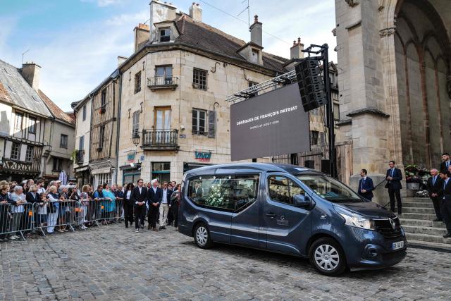 The hearse carrying the coffin of French senator Francois Patriat arrives for his funeral ceremony at the former collegiate church of Notre-Dame in Semur-en-Auxois on August 25, 2026. Senator from the Côte-d'Or, former president of the Burgundy Region, former minister and president of the "Rassemblement des democrates, progressistes et independants" group in the Senate Francois Patriat died at a hospital in Dijon as a result of a serious bicycle accident that occurred on July 17. (Photo by OLIVIER CHASSIGNOLE / AFP)