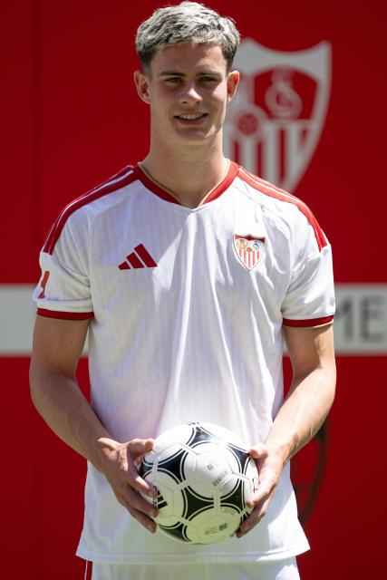 Sevilla FC's new player British forward Robbie Ure poses during his official presentation at the Ramon Sanchez Pizjuam stadium in Seville on August 25, 2026. (Photo by JORGE GUERRERO / AFP)