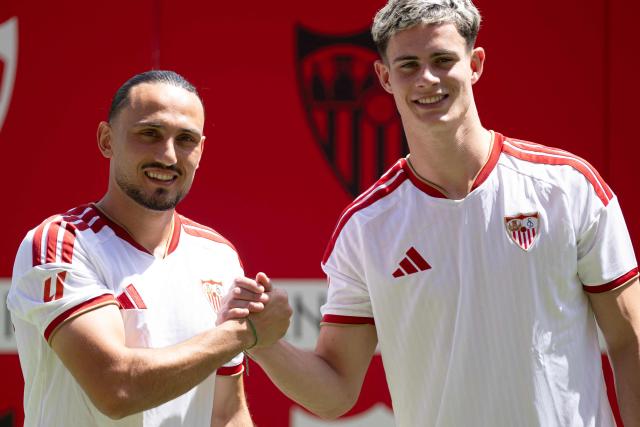 Sevilla FC's Georgian midfielder Giorgi Kochorashvili (L) and Sevilla FC's British forward Robbie Ure pose during their official presentation at the Ramon Sanchez Pizjuam stadium in Seville on August 25, 2026. (Photo by JORGE GUERRERO / AFP)