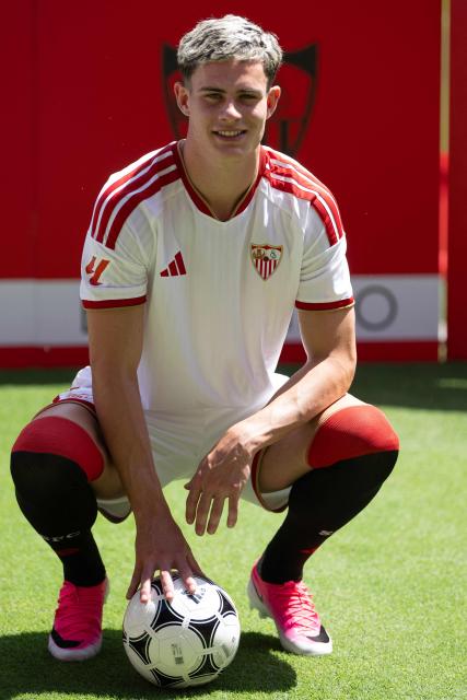 Sevilla FC's new player British forward Robbie Ure poses during his official presentation at the Ramon Sanchez Pizjuam stadium in Seville on August 25, 2026. (Photo by JORGE GUERRERO / AFP)