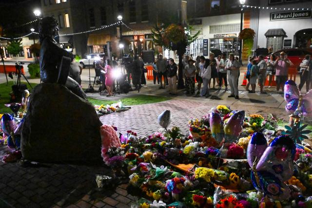 People mourn by the bronze statue of late US singer-songwriter Dolly Parton in downtown Sevierville, Tennessee on August 25, 2026. Dolly Parton, the American country music singer who rose from poverty in Tennessee to become a US cultural giant with hits like "Jolene" and "9 to 5," has died at 80, her family said on August 25. (Photo by A.M. Stewart / AFP)