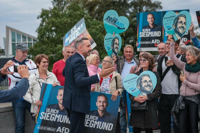 Far-right Alternative for Germany (AfD) party's main candidate Ulrich Siegmund greets supporters as he arrives for a debate on MDR regional TV in Magdeburg, eastern Germany on August 26, 2026. Saxony-Anhalt will go to the polls in the regional elections on September 6, 2026. (Photo by Ronny HARTMANN / AFP)