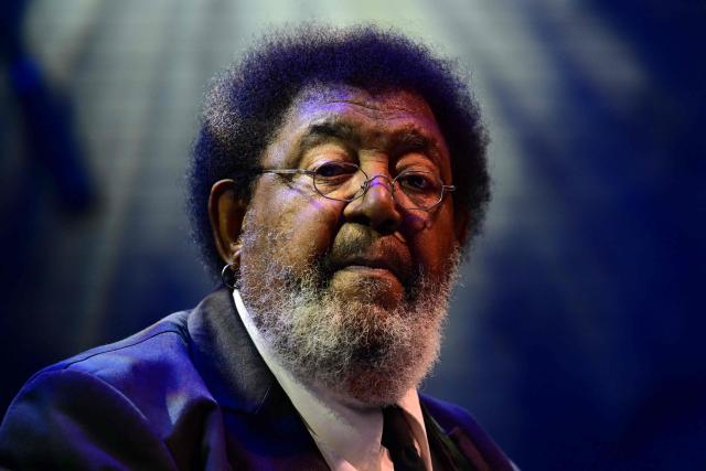 (FILES) Uruguayan musician and songwriter Ruben Rada performs during the Medio y Medio music festival at Circo Voador in Rio de Janeiro, Brazil on September 5, 2025. Uruguayan musician and composer Ruben Rada, who forged a distinctive musical identity by blending candombe with genres such as rock and jazz, died of pneumonia at the age of 83 on August 26, 2026, his family announced. (Photo by Pablo PORCIUNCULA / AFP)