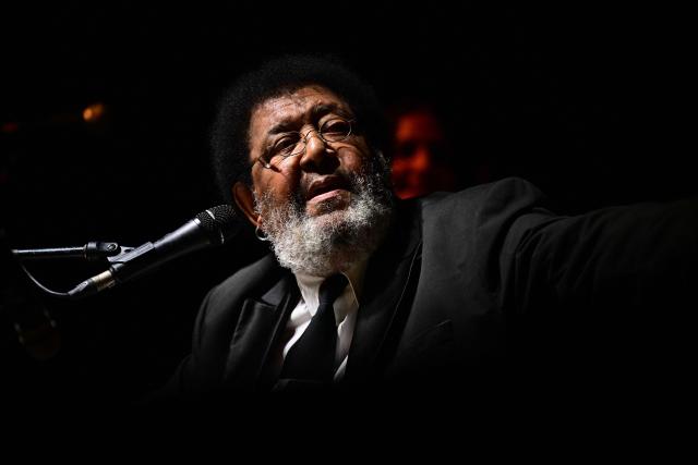 (FILES) Uruguayan musician and songwriter Ruben Rada performs during the Medio y Medio music festival at Circo Voador in Rio de Janeiro, Brazil on September 5, 2025. Uruguayan musician and composer Ruben Rada, who forged a distinctive musical identity by blending candombe with genres such as rock and jazz, died of pneumonia at the age of 83 on August 26, 2026, his family announced. (Photo by Pablo PORCIUNCULA / AFP)