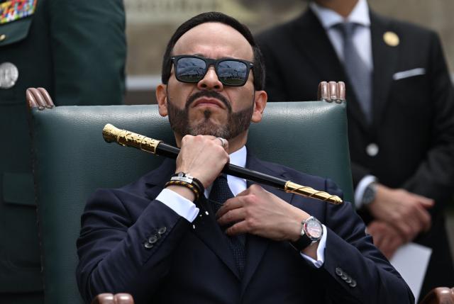 TOPSHOT - Colombia's President Abelardo de la Espriella attends the change of command ceremony at the Jose Maria Cordova Military School in Bogota on August 26, 2026. Colombia's new hard-right government announced on August 25, 2026, plans to classify guerrilla fighters, drug traffickers and other criminal groups as "terrorists." (Photo by Raul ARBOLEDA / AFP)