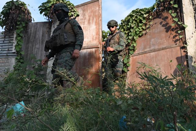 Elite members of the Ecuadorian Army raid a property in the El Porvenir neighbourhood during a patrol operation in Manta, Ecuador, on August 26, 2026. (Photo by ARIEL OCHOA / AFP)