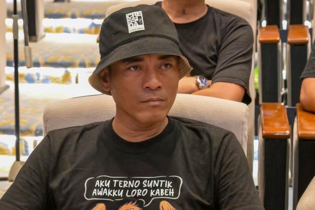 Representative of the protesters Supriyono, also known as Botok, attends a meeting to voice grievances to the Deputy Speakers of the Indonesian House of Representatives at the House of Representatives building in Jakarta on August 27, 2026, following a demonstration urging lawmakers to immediately pass an asset forfeiture law for corruptors. (Photo by BAY ISMOYO / AFP)