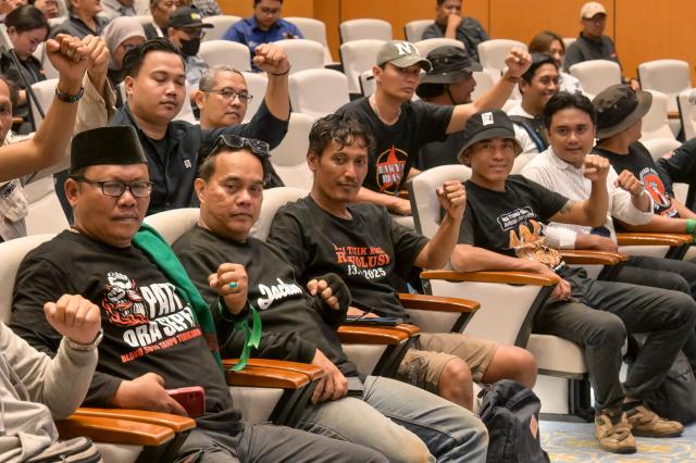 Protester representatives gesture while meeting with the Deputy Speakers of the Indonesian House of Representatives to voice their grievances at the House of Representatives building in Jakarta on August 27, 2026, following a demonstration urging lawmakers to immediately pass an asset forfeiture law for corruptors. (Photo by BAY ISMOYO / AFP)
