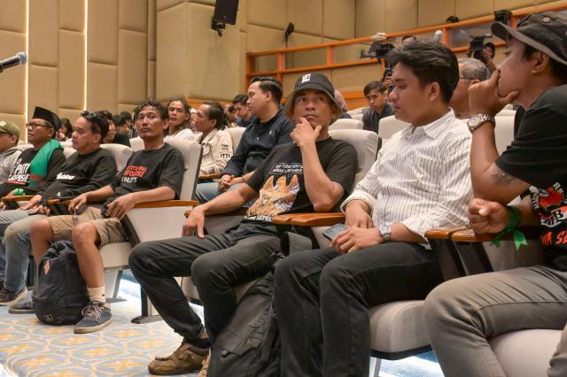 Protester representatives attend a meeting to voice their grievances to the Deputy Speakers of the Indonesian House of Representatives at the House of Representatives building in Jakarta on August 27, 2026, following a demonstration urging lawmakers to immediately pass an asset forfeiture law for corruptors. (Photo by BAY ISMOYO / AFP)
