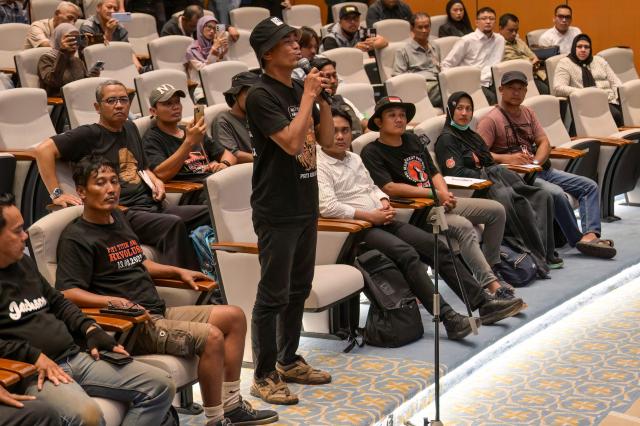 Representative of the protesters Supriyono, also known as Botok, attends a meeting to voice grievances to the Deputy Speakers of the Indonesian House of Representatives at the House of Representatives building in Jakarta on August 27, 2026, following a demonstration urging lawmakers to immediately pass an asset forfeiture law for corruptors. (Photo by BAY ISMOYO / AFP)