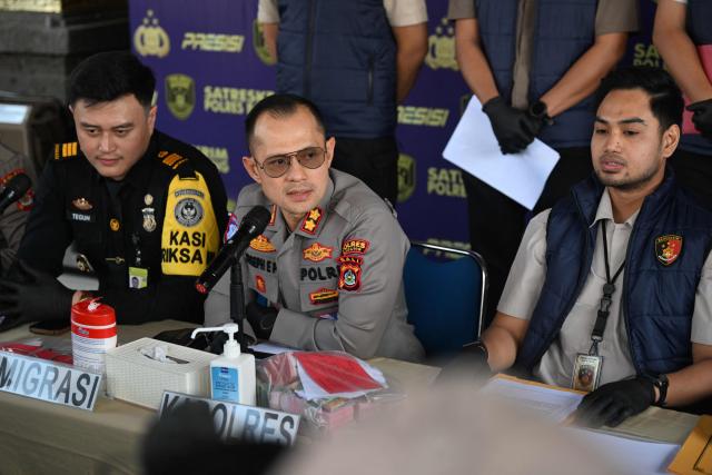 Badung Police Chief Joseph Edward Purba (C) speaks during a press conference at Badung Police Resort Office, on Indonesia's resort island of Bali on August 27, 2026. An Australian man was arrested at Bali's airport while trying to flee the country after a video of him engaging in an indecent act in an alleyway went viral. (Photo by SONNY TUMBELAKA / AFP)
