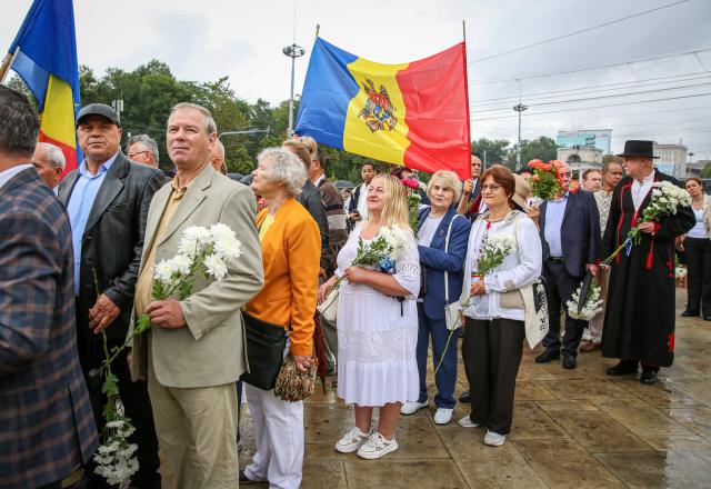 Moldovans stay in line to lay flowers at the monument of "Stephen the Great and Saint" (Stefan cel Mare si Sfant), a 15th-century ruler highly regarded as a national hero and symbol of Moldovan statehood, sovereignty and cultural identity, during celebrations marking Moldova’s National Day in central Chisinau, on August 27, 2026. Moldova marks National Day on August 27, commemorating its 1991 Declaration of Independence from the Soviet Union. (Photo by Elena COVALENCO / AFP)